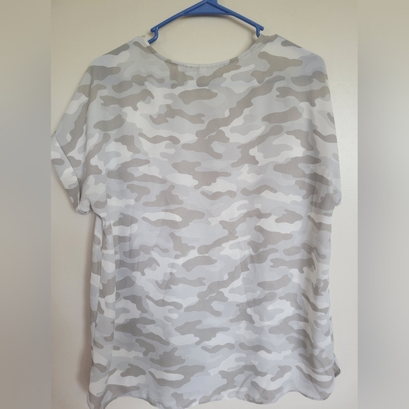 Cato Women's Gray Camo Short Sleeve Tee Size Medium - Picture 2 of 4